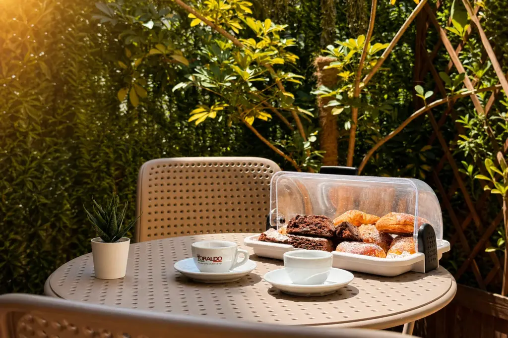 Colazione con caffè e dolci sulla terrazza di Chiaia Suites B&B Napoli