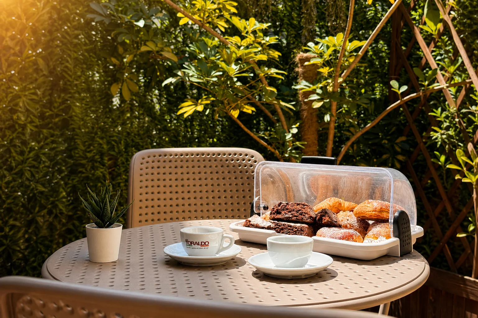 Colazione con caffè e dolci sulla terrazza di Chiaia Suites B&B Napoli