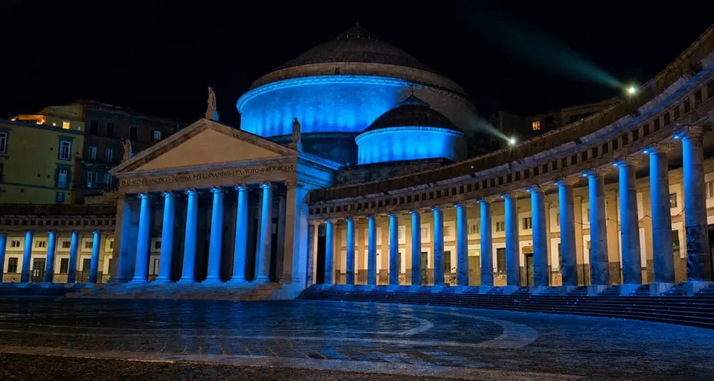 Piazza del Plebiscito e Basilica di San Francesco di Paola illuminate di notte