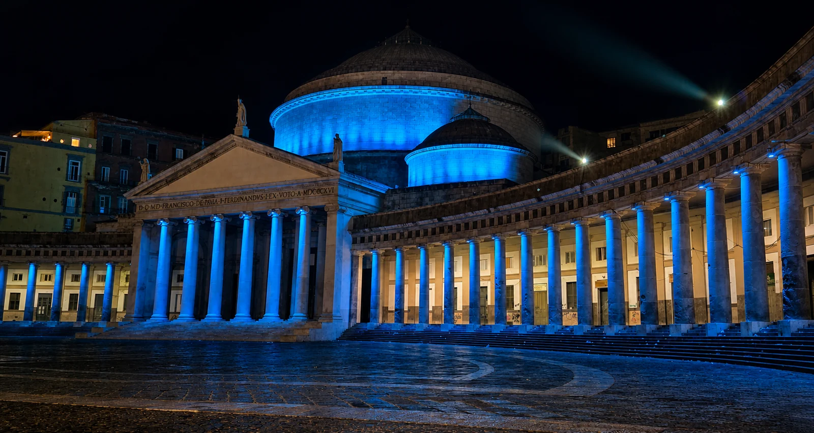 Piazza del Plebiscito e Basilica di San Francesco di Paola illuminate di notte