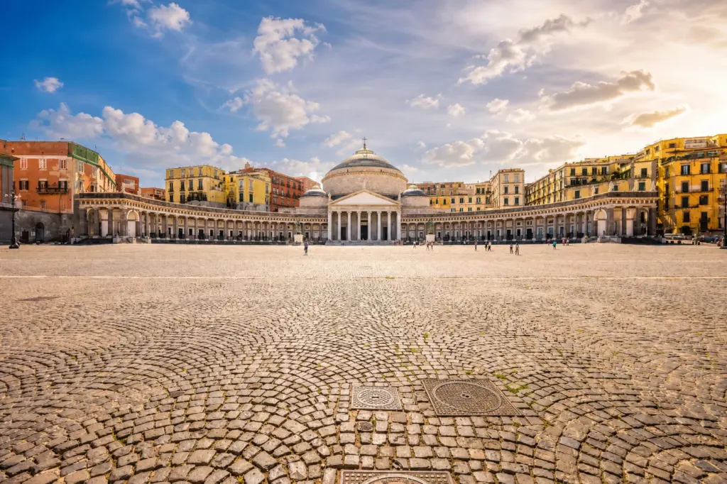 Piazza del Plebiscito a Napoli con la Basilica di San Francesco di Paola