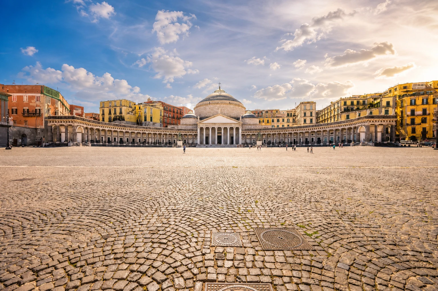 Piazza del Plebiscito a Napoli con la Basilica di San Francesco di Paola