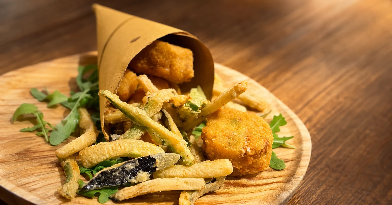 Cuoppo di verdure fritte e street food napoletano